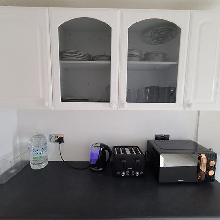 Roomz-Gatwick-London-Airport Parking-Travel Service Ifield Екстериор снимка