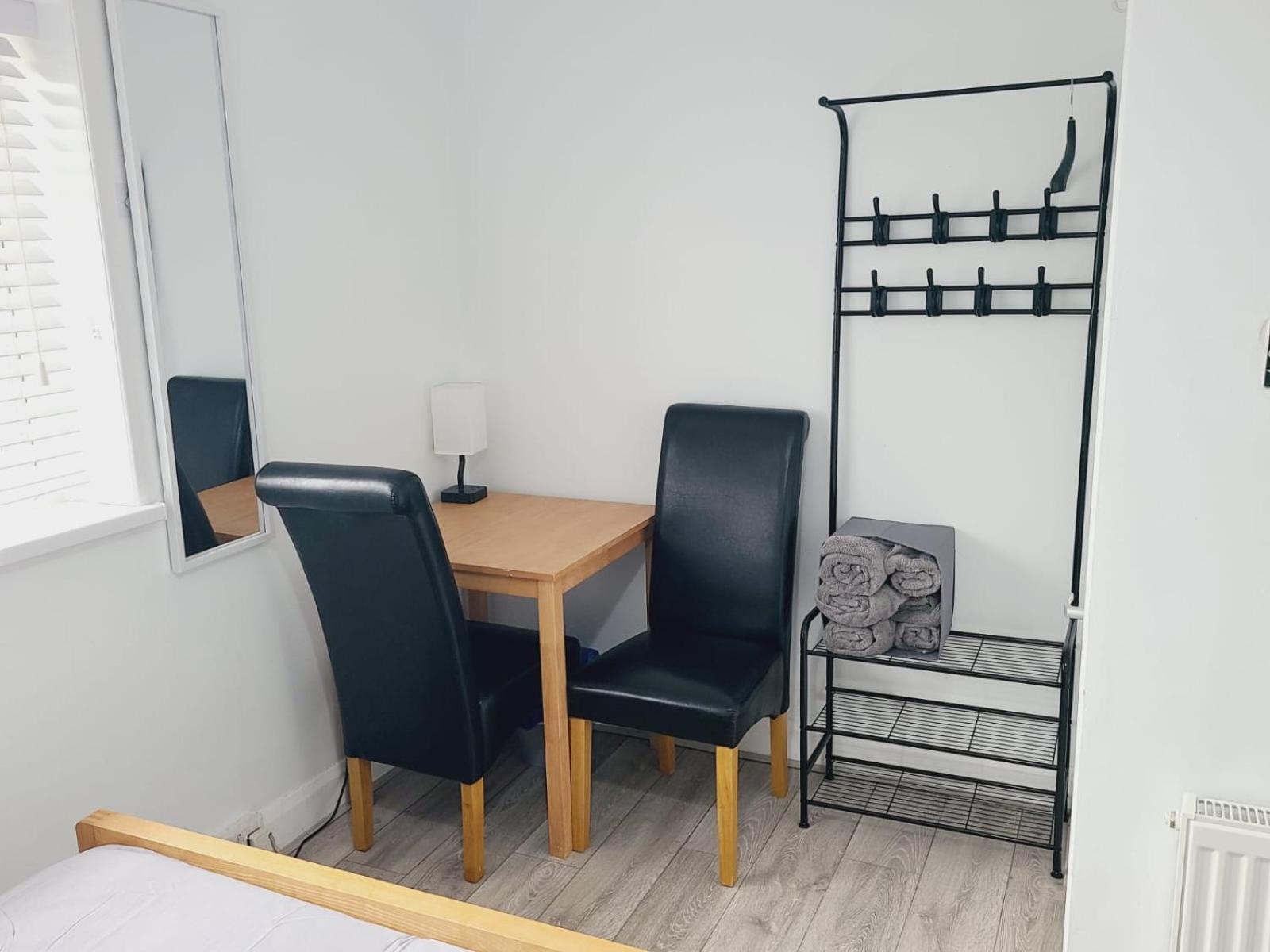 Roomz-Gatwick-London-Airport Parking-Travel Service Ifield Екстериор снимка