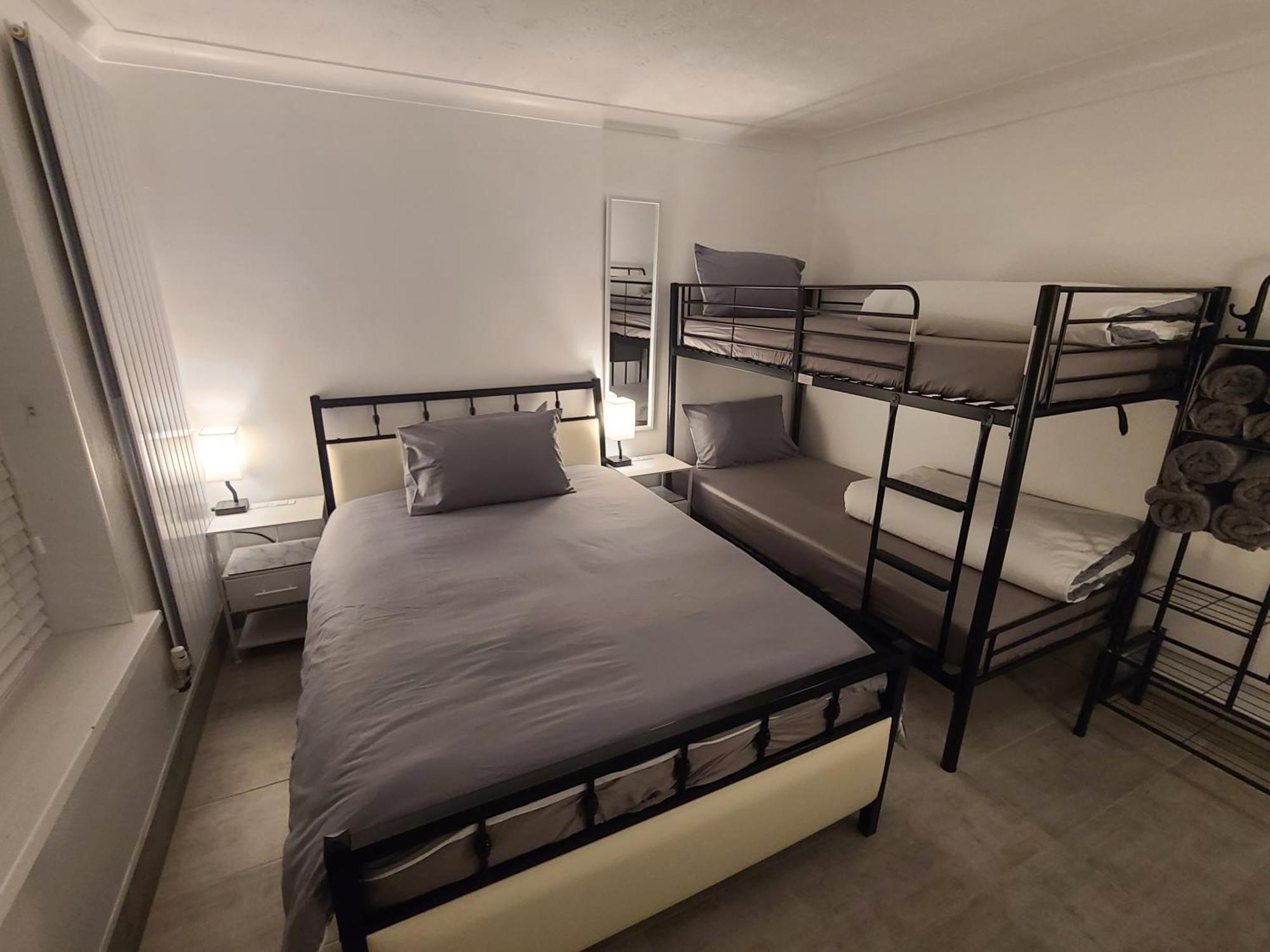 Roomz-Gatwick-London-Airport Parking-Travel Service Ifield Екстериор снимка