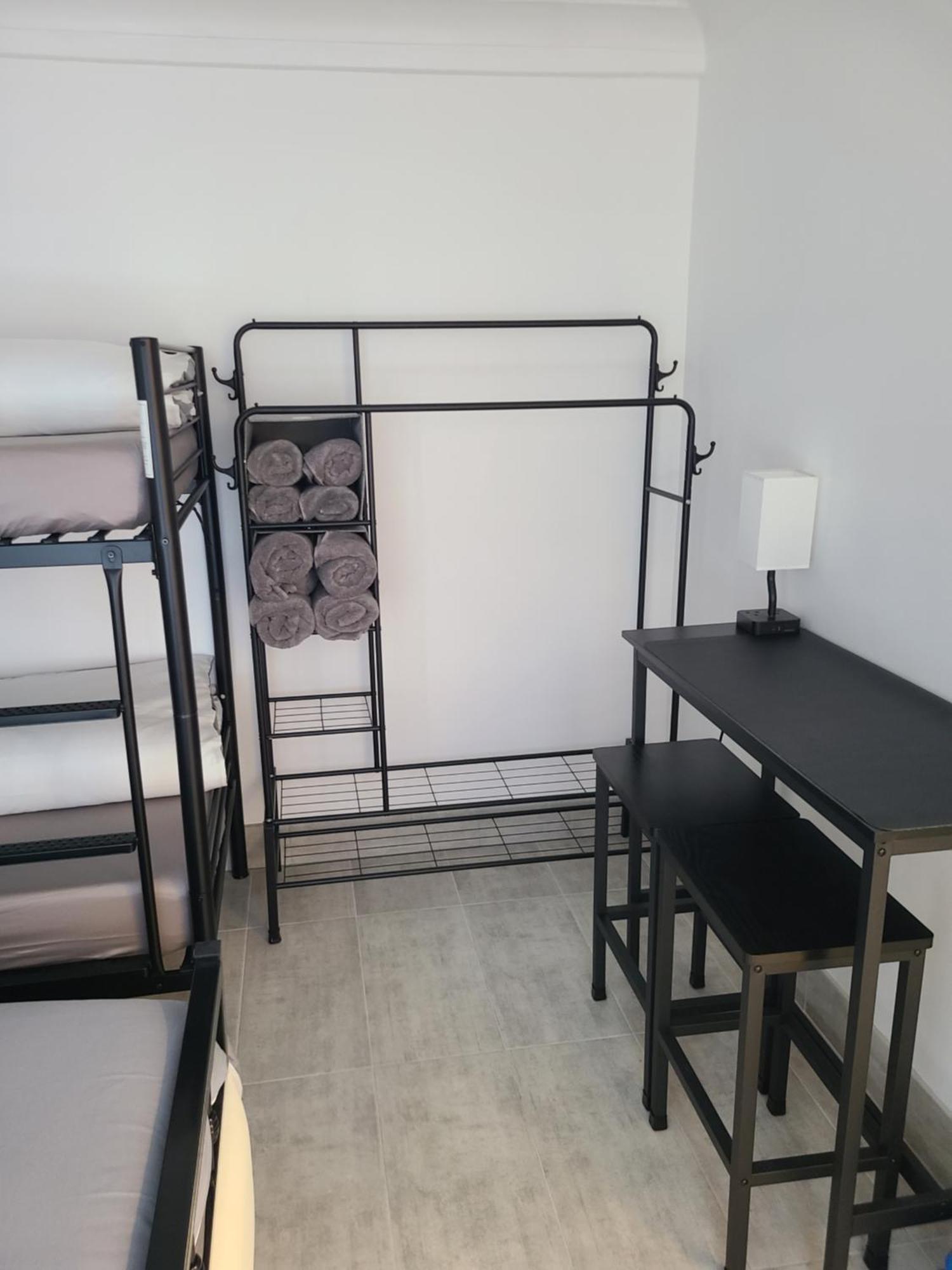 Roomz-Gatwick-London-Airport Parking-Travel Service Ifield Екстериор снимка