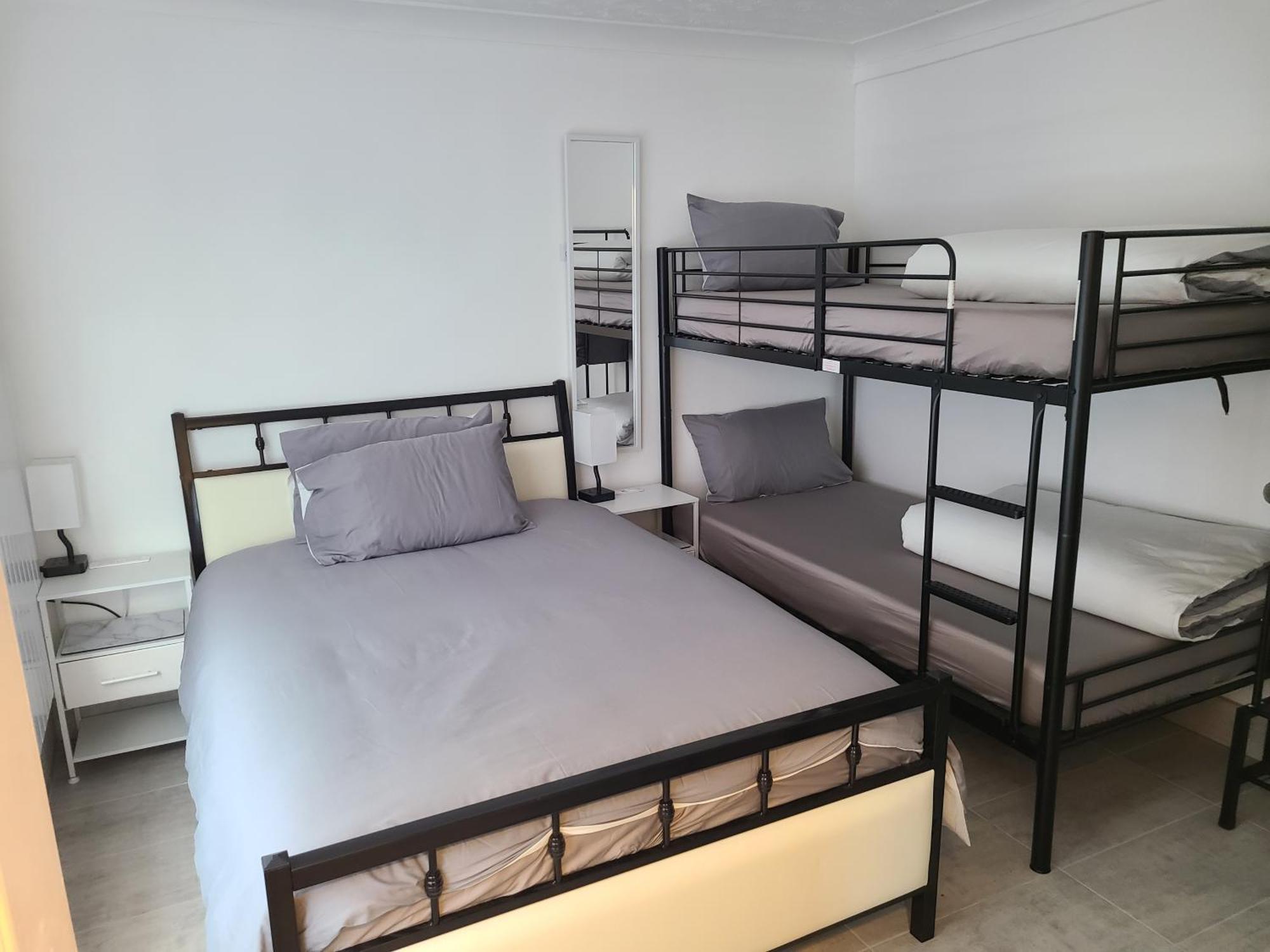 Roomz-Gatwick-London-Airport Parking-Travel Service Ifield Екстериор снимка